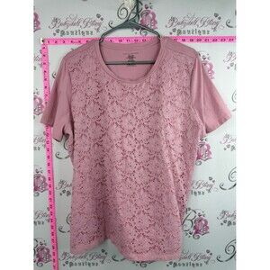 Classic editions T-shirt Lacie flowers Short-Sleeve Lace Front Tee in Dusty Rose